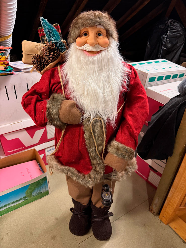 Décoration de Noël Père-Noël dans un local à archives