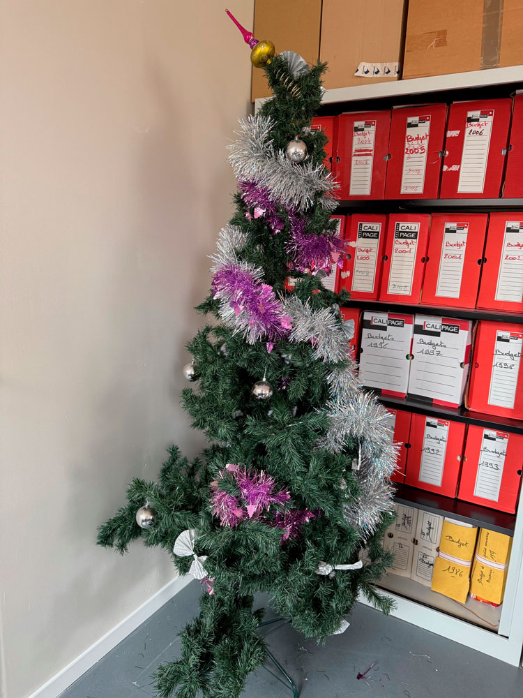 Sapin de Noël dans un local à archives