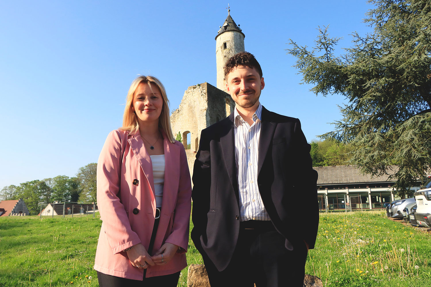 Axelle Kowalczyk et Mattéo Rossi, archivistes du CdG62, lors d'un état des lieux
