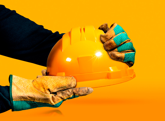 Casque de chantier, mains avec gants de protection