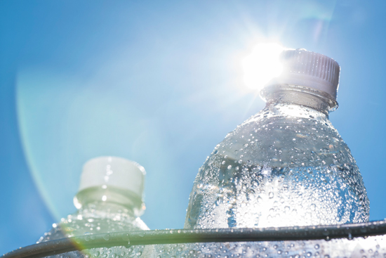 Bouteille d'eau fraiche sous le soleil