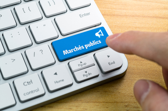 Clavier d'ordinateur avec une touche intitulée marchés publics