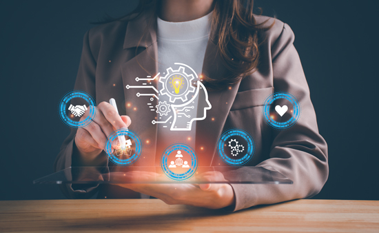 Concept de bilan de compétences, femme pointant une compétence avec un stylet