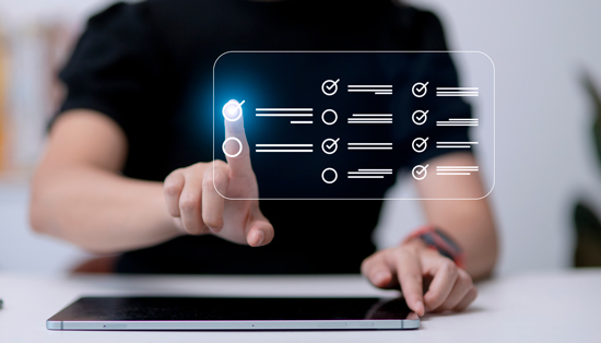 Homme avec une tablette, cocher une case