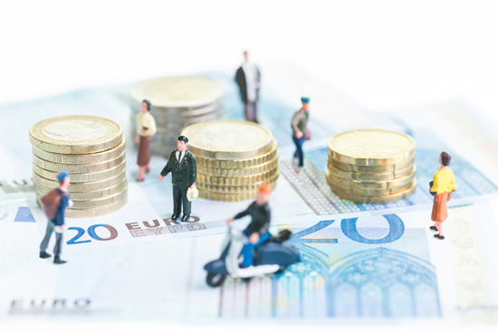 Pièces en euros avec personnes miniatures